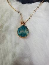 Load image into Gallery viewer, Acrylic Druzy Stone Faux Quartz Pendant Necklace - Geometric Round Charm Delicate Gold-Tone Chain