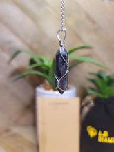 Load image into Gallery viewer, Elegant Necklace: Daily Wear Unisex Silver-Tone Labradorite Point Necklace