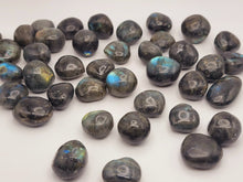 Load image into Gallery viewer, LABRADORITE TUMBLES FLASHY