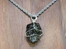 Load image into Gallery viewer, Genuine Moldavite Choker 100 % Natural Minimalist Gifts, Trendy Choker Necklace