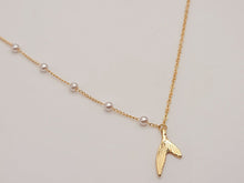 Load image into Gallery viewer, Pearl Daisy Choker Necklace - Trendy Pearl necklace Gold tone