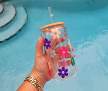 Load image into Gallery viewer, Daisy Cup Iced Coffee Cup Glass - Retro Flower Glass Jar - Daisy Coffee Glass Cup 16 oz
