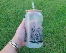 Load image into Gallery viewer, Mushroom Glow in dark UV Activated Glow Beer Can Glass