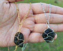 Load image into Gallery viewer, 100 % Raw Crystal Moldavite Pendant Necklace Gold Wire Wrapped