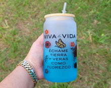 Load image into Gallery viewer, Viva La Vida Cafecito Clear Can Glass Cup l Red Flowers Échame Tierra Libbey