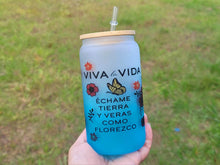 Load image into Gallery viewer, Viva La Vida Cafecito Clear Can Glass Cup l Red Flowers Échame Tierra Libbey