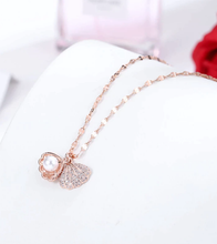 Load image into Gallery viewer, Gorgeous Shell with Pearl Necklace Seashell Pearl Necklace