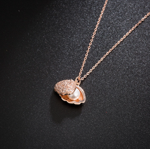 Load image into Gallery viewer, Gorgeous Shell with Pearl Necklace Seashell Pearl Necklace