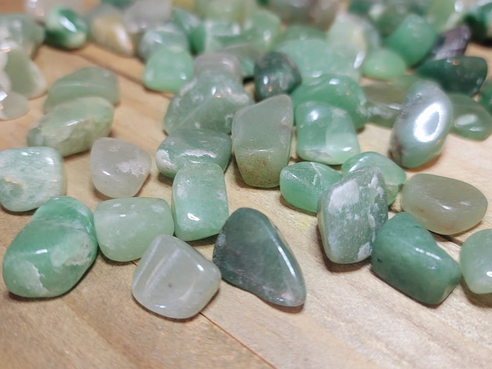 ONE GREEN AVENTURINE TUMBLED STONE