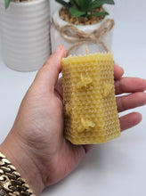 Load image into Gallery viewer, Honey Bee Candles Handpoured natural Beeswax 100% Highly Scented
