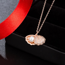 Load image into Gallery viewer, Gorgeous Shell with Pearl Necklace Seashell Pearl Necklace
